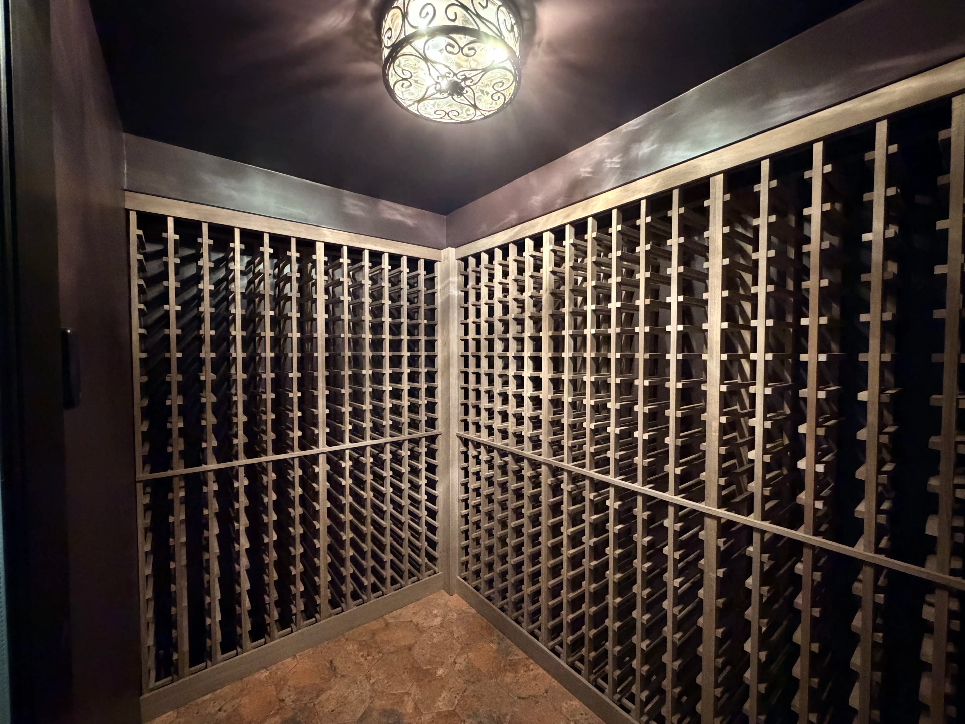 Fachada em madeira escurecida