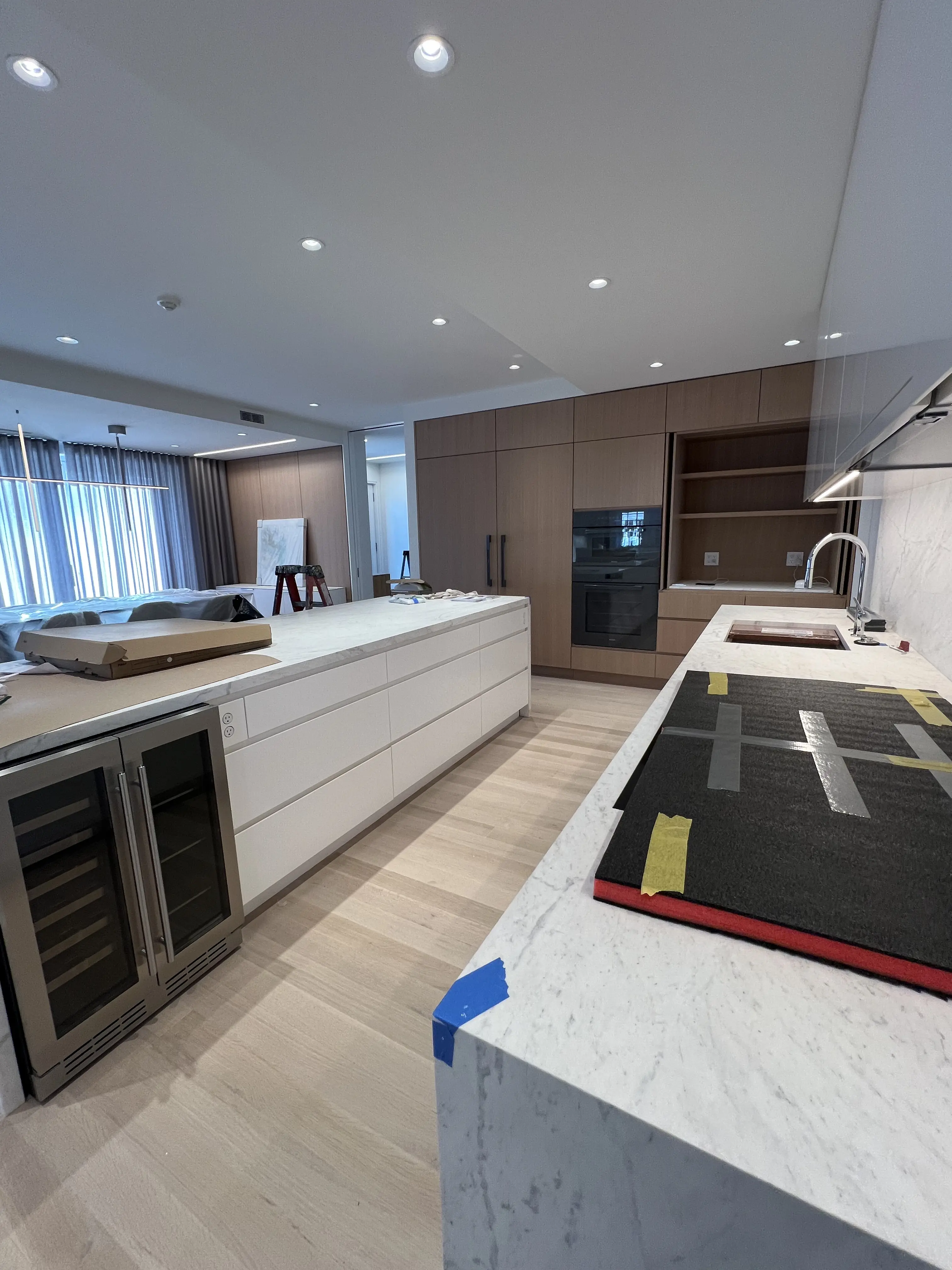 Fachada em madeira escurecida