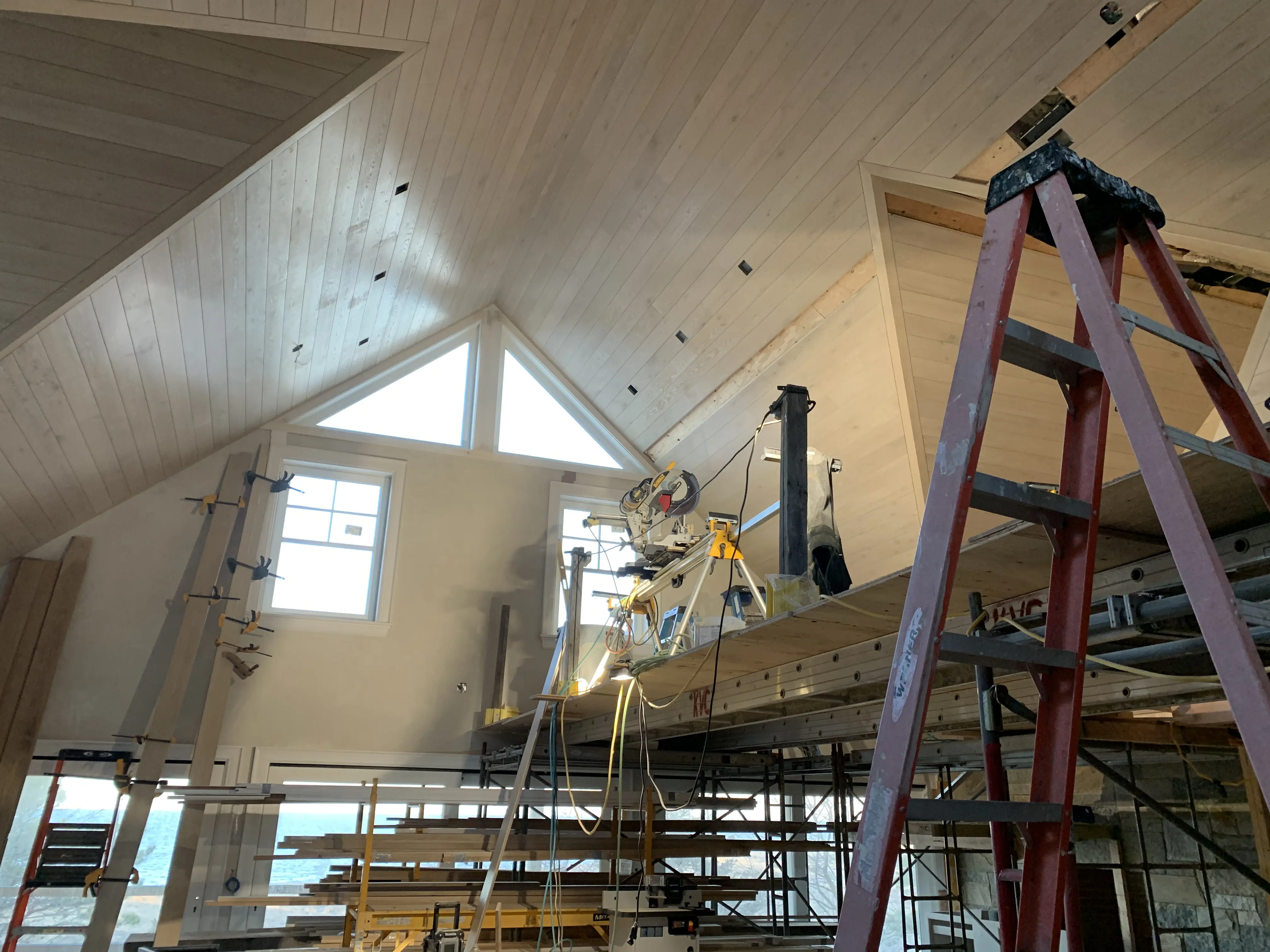 Fachada em madeira escurecida