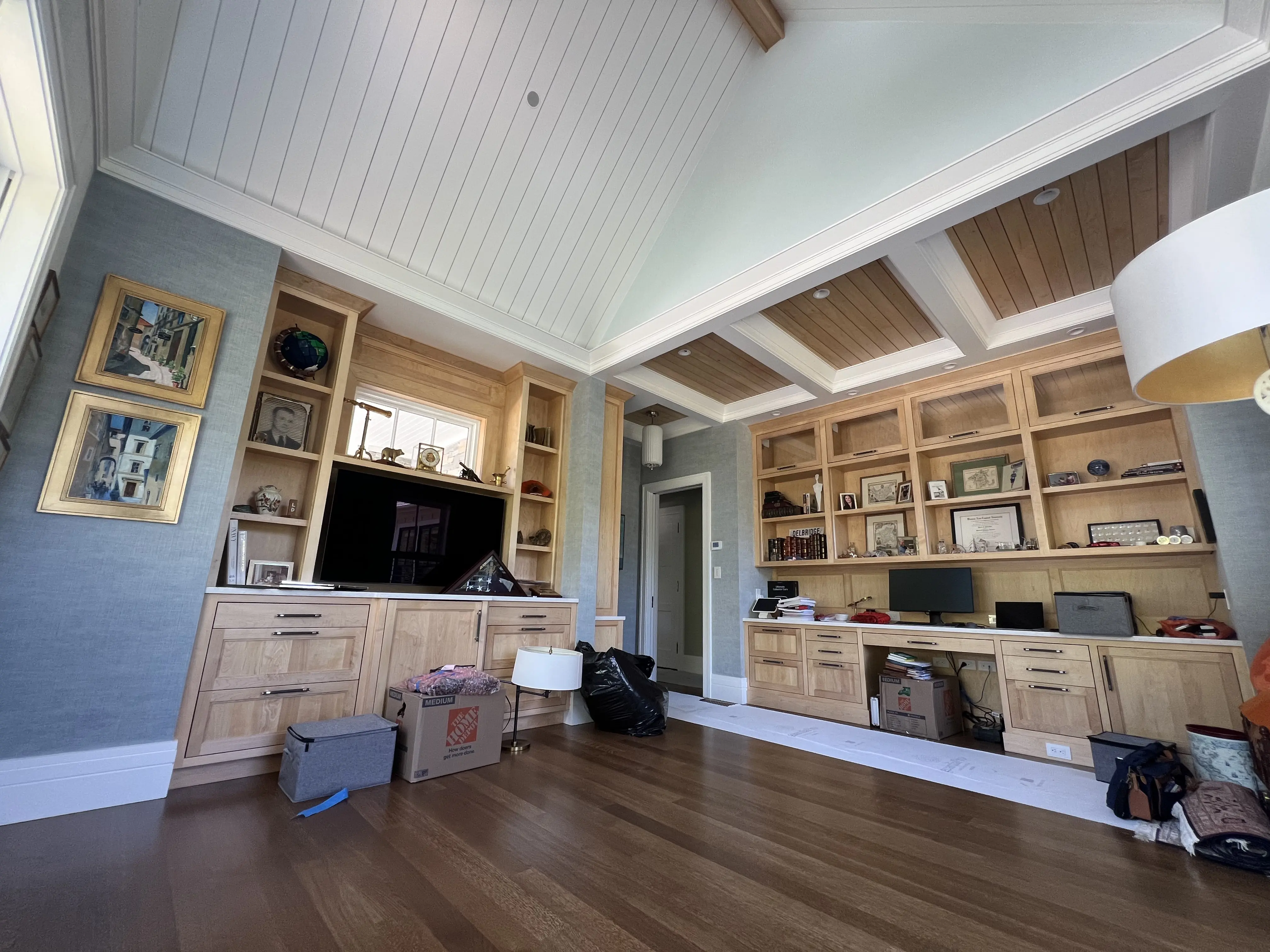 Fachada em madeira escurecida