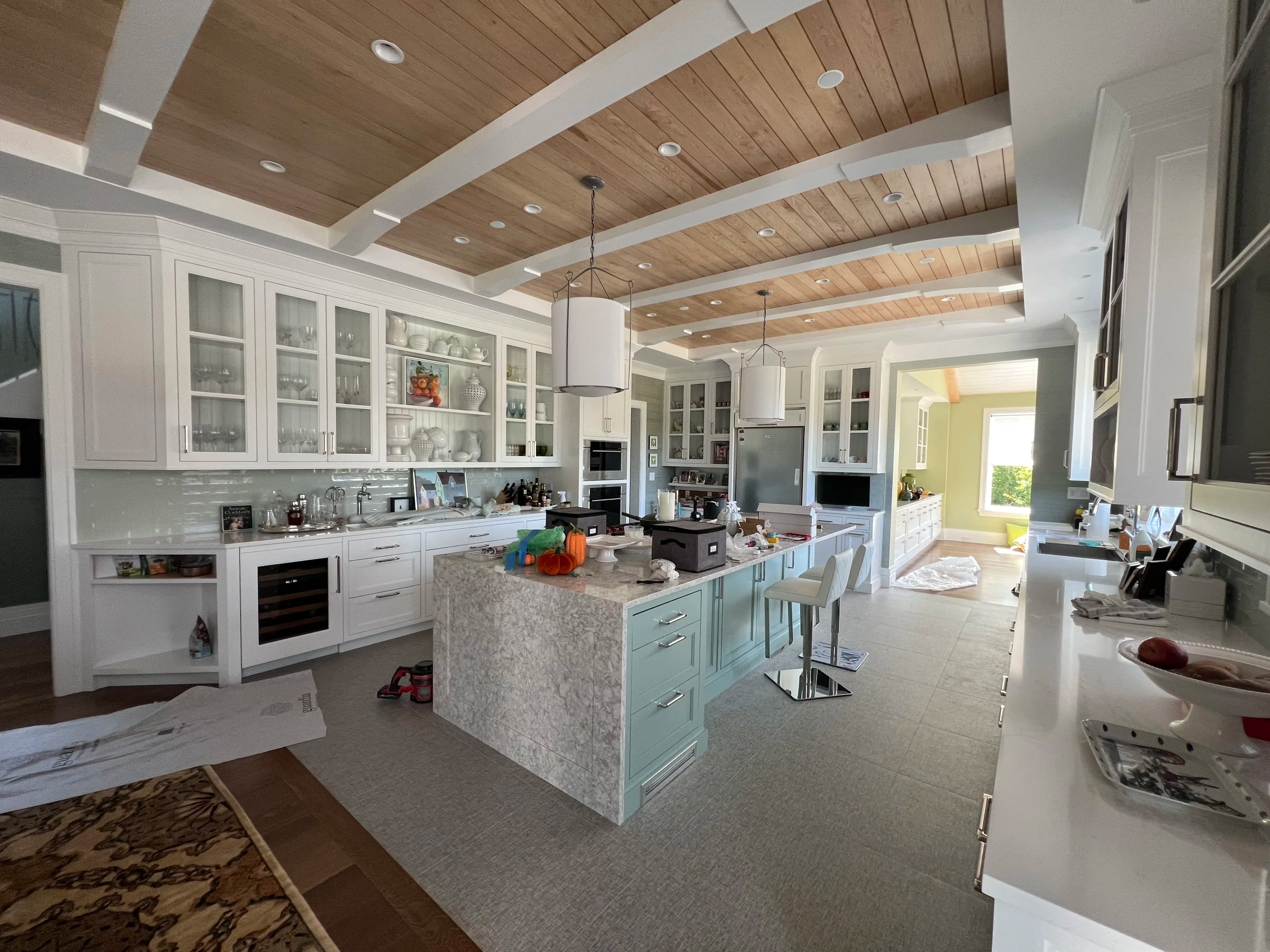 Cozinha com painéis rústicos