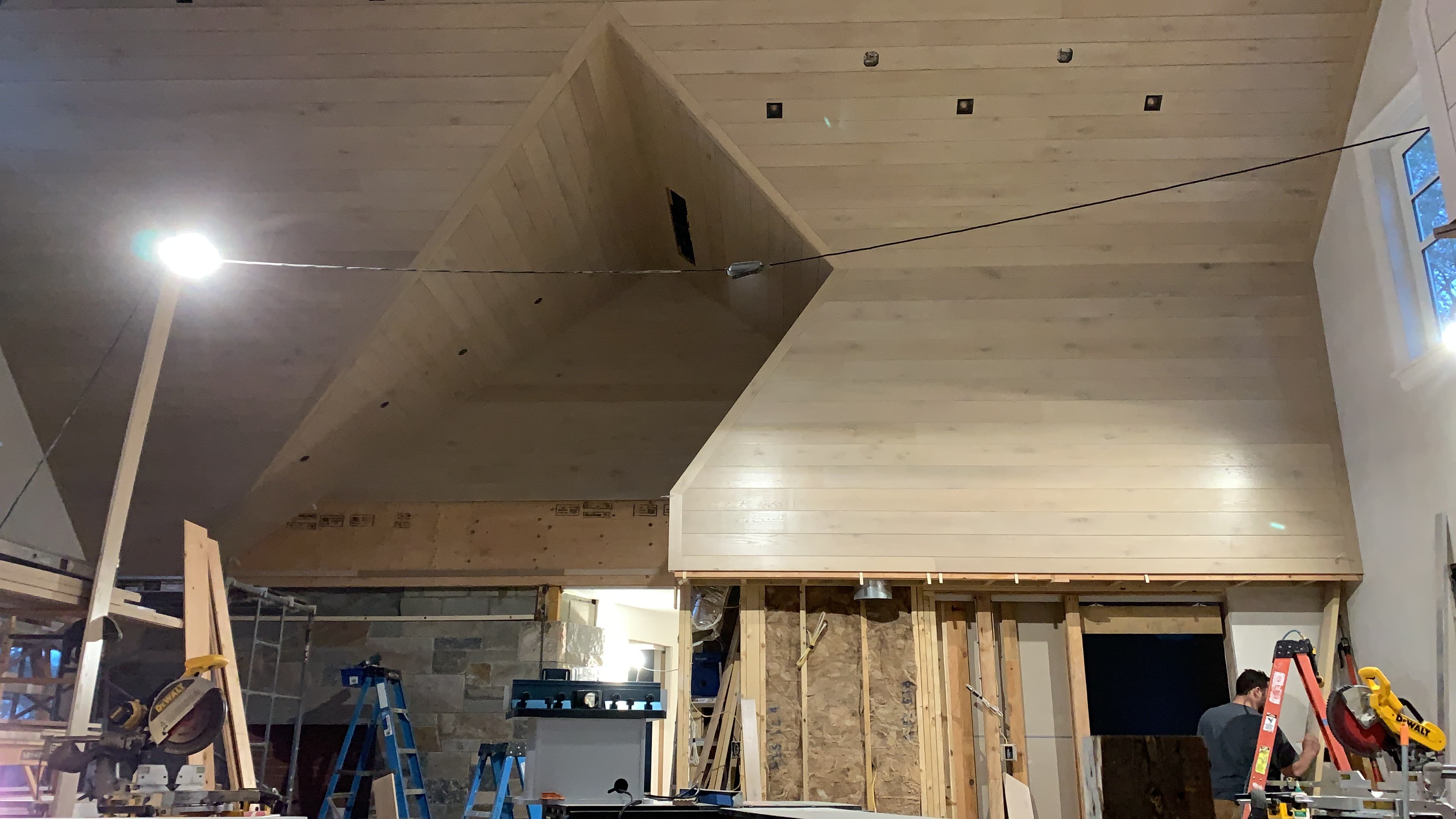 Cozinha com painéis rústicos