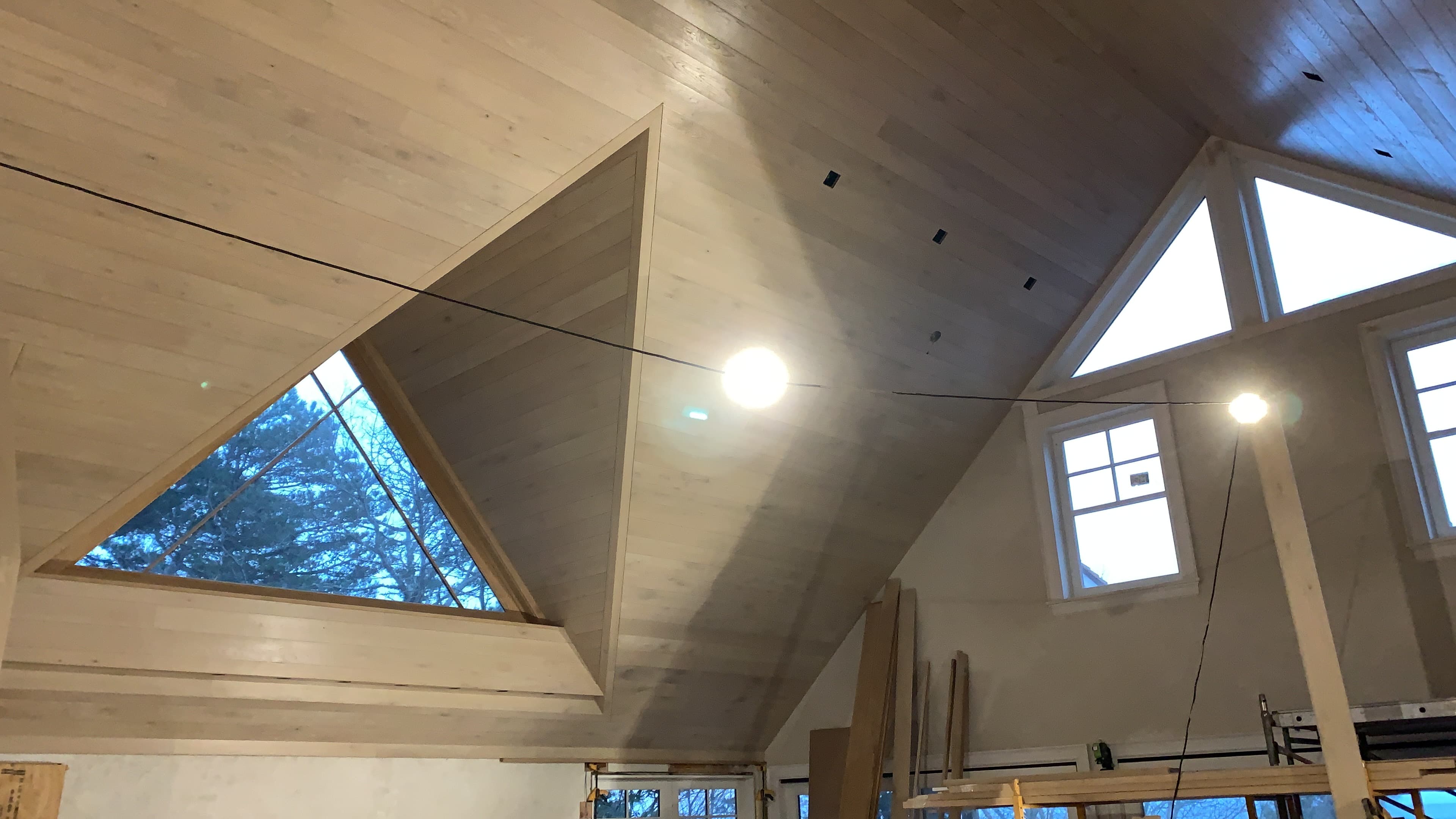 Fachada em madeira escurecida