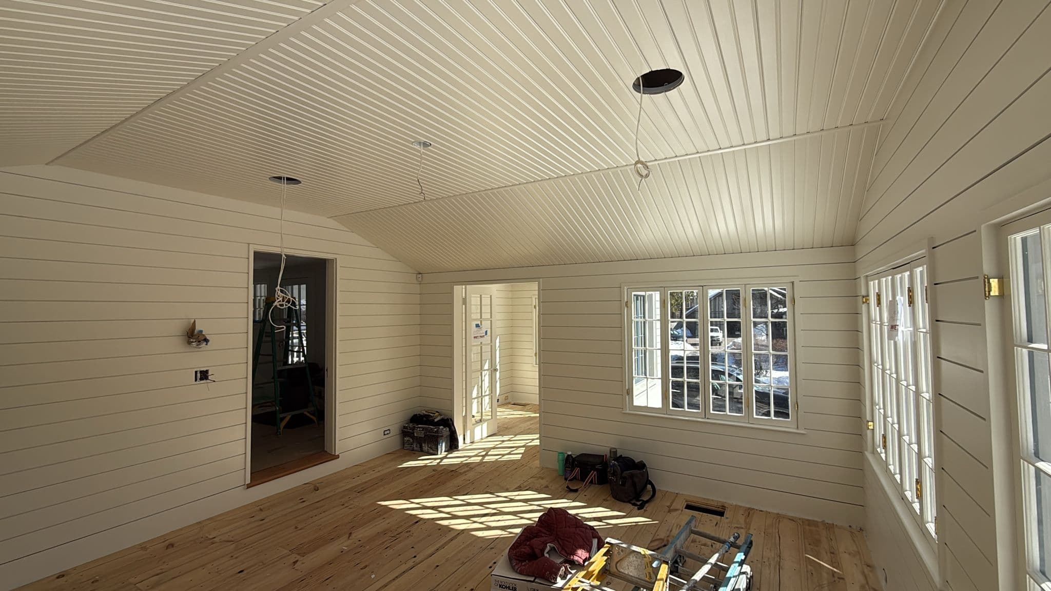 Fachada em madeira escurecida