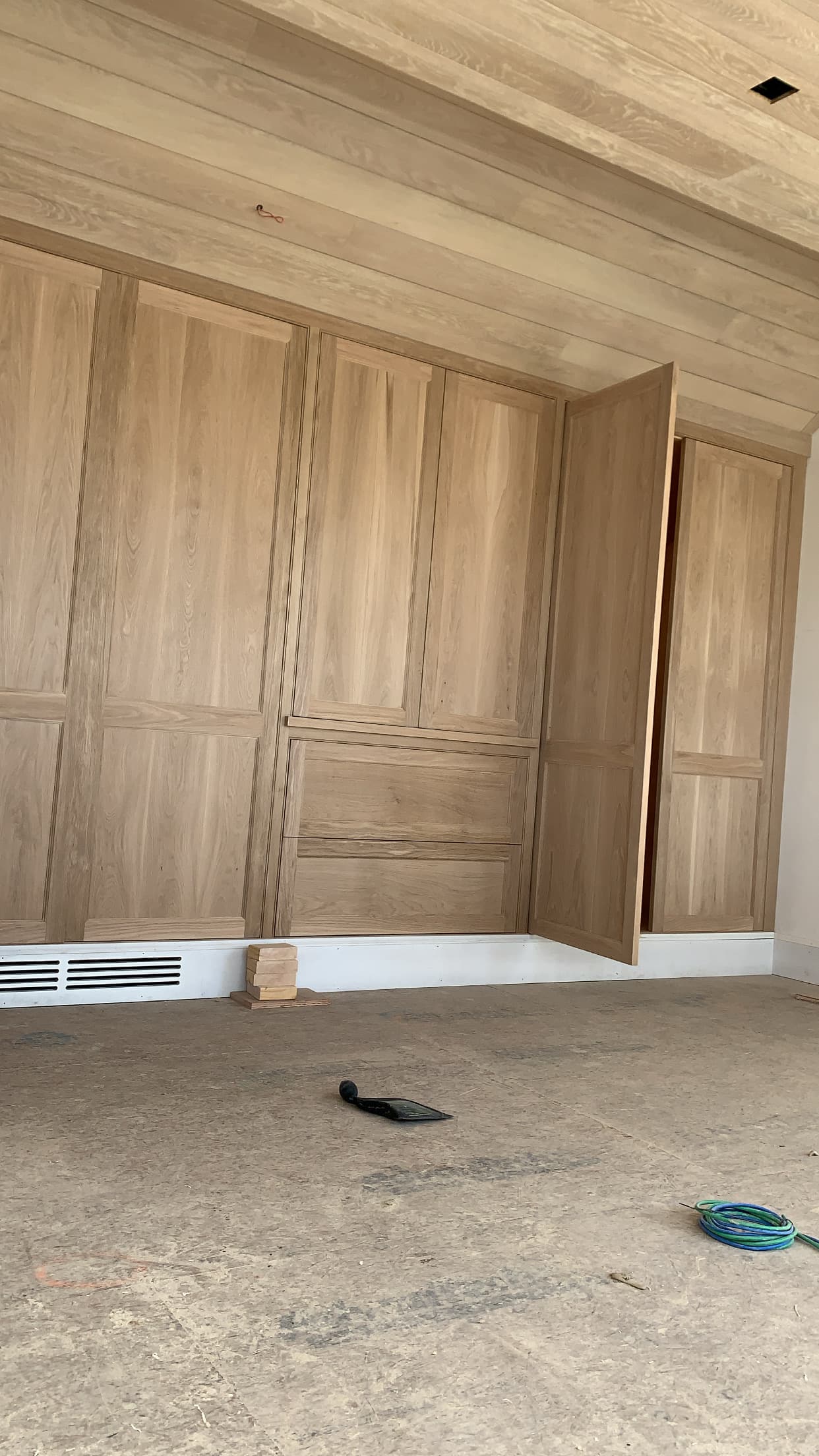 Fachada em madeira escurecida